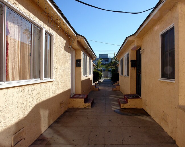 933-937 Larch St in Inglewood, CA - Foto de edificio - Building Photo