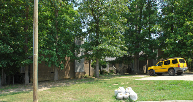 4704 Courtside Pl in Raleigh, NC - Foto de edificio - Building Photo