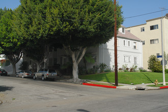 4555 W 4th St in Los Angeles, CA - Building Photo - Building Photo