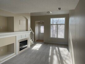 811 Burr Oaks Dr in West Des Moines, IA - Building Photo