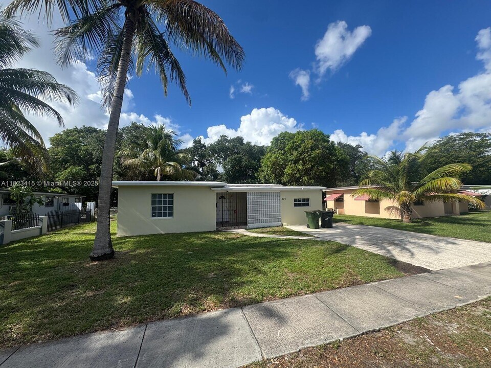 820 NE 141st St in North Miami, FL - Building Photo