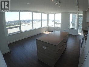 908 Quayside Dr in New Westminster, BC - Building Photo - Building Photo