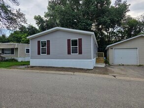 90 Thomas Ln in Chaska, MN - Building Photo - Building Photo