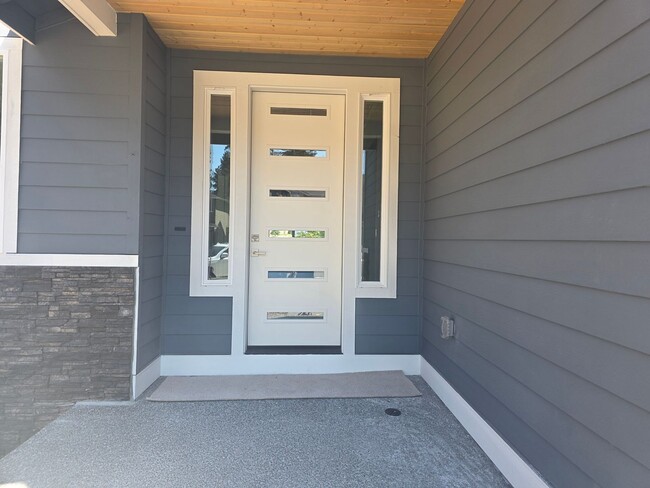 823 198th St Ct E in Spanaway, WA - Foto de edificio - Building Photo