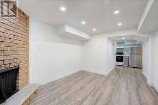 1098 Sawgrass Crescent in Mississauga, ON - Building Photo