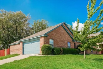 8001 Arbor Ave in Fort Worth, TX - Foto de edificio - Building Photo