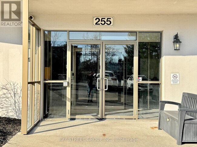 255-255 Keats Way in Waterloo, ON - Building Photo - Building Photo