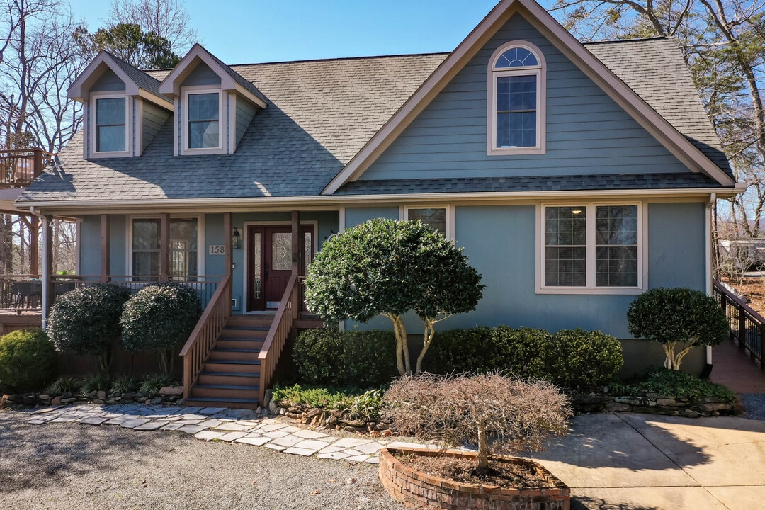 158 Pearson Cir in Lake Lure, NC - Foto de edificio