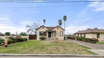 400 E Belle Terrace in Bakersfield, CA - Building Photo