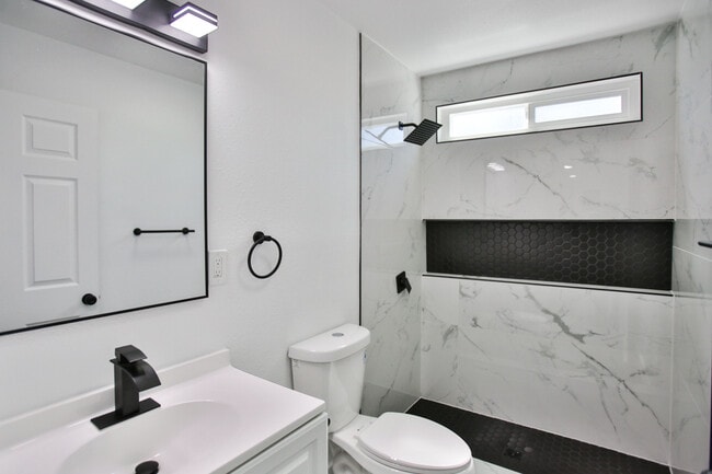 440 W Holt Ave, Unit B in Pomona, CA - Building Photo - Building Photo