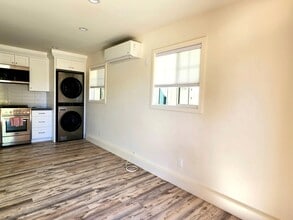 6235 Aura Ave, Unit 6237 in Tarzana, CA - Foto de edificio - Building Photo