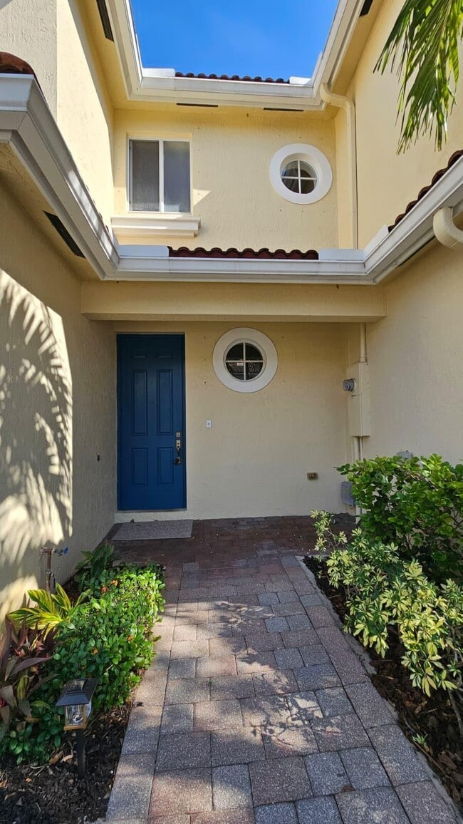 property at 3027 N Evergreen Cir