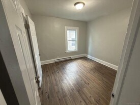 352 Benham Ave in Bridgeport, CT - Building Photo