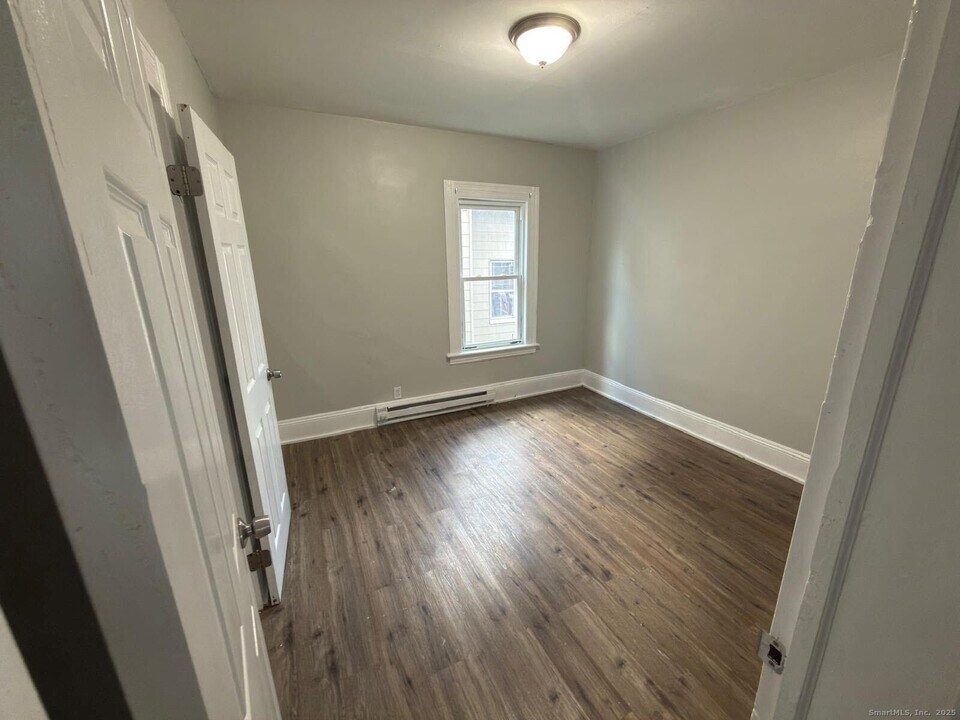 352 Benham Ave in Bridgeport, CT - Building Photo