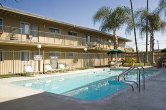 Walden Glen Apartments in Buena Park, CA - Foto de edificio - Building Photo