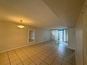 10910 Clubhouse Rd in Pembroke Pines, FL - Building Photo - Building Photo