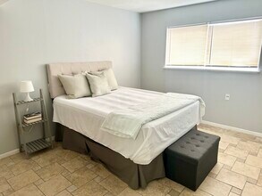 11609 Chimney Rock Rd in Houston, TX - Building Photo - Building Photo