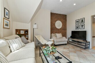 1774 Beacon St, Unit 6 in Brookline, MA - Building Photo - Building Photo