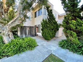 136 Avenida Las Brisas in Oceanside, CA - Building Photo