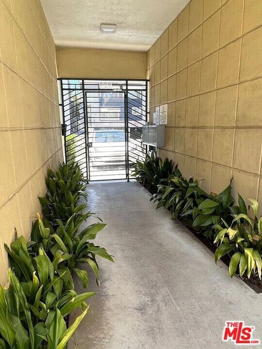 924 N Curson Ave in West Hollywood, CA - Building Photo