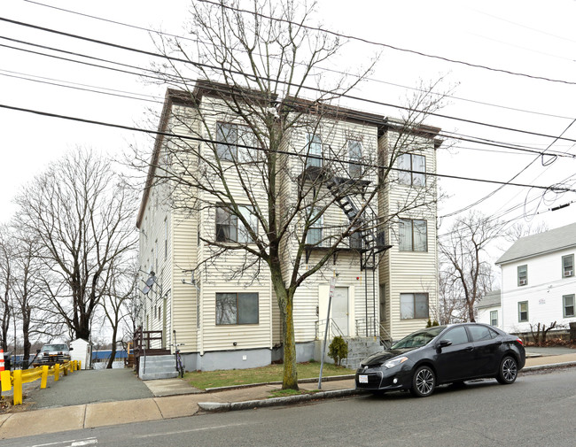 151 Crescent St in Waltham, MA - Foto de edificio - Building Photo