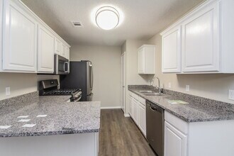 900 Vicksburg Ln in Burleson, TX - Foto de edificio - Building Photo