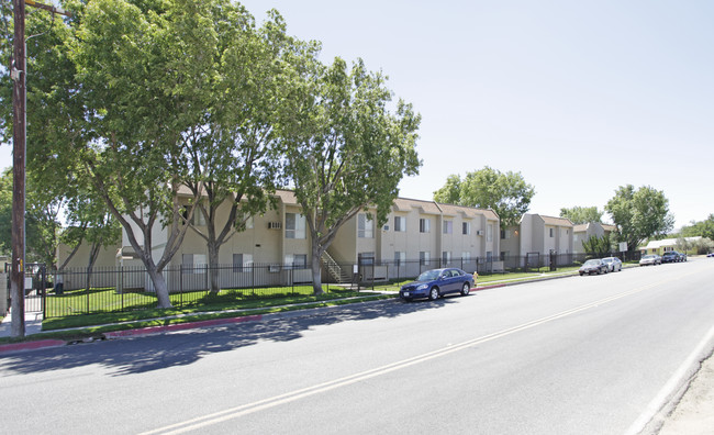 Palmdale Park Apartments in Palmdale, CA - Foto de edificio - Building Photo