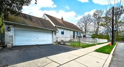 100 Riverside Ave in Lyndhurst, NJ - Building Photo - Building Photo