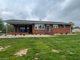 318 Welch Rd in Mount Airy, NC - Building Photo
