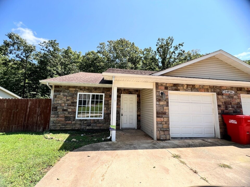 24926 Talladega Rd in St. Robert, MO - Building Photo