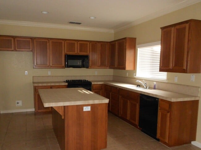 1148 Via Roma Way in Yuba City, CA - Building Photo - Building Photo