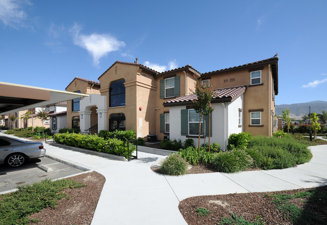 Village at Tehachapi in Tehachapi, CA - Foto de edificio - Building Photo