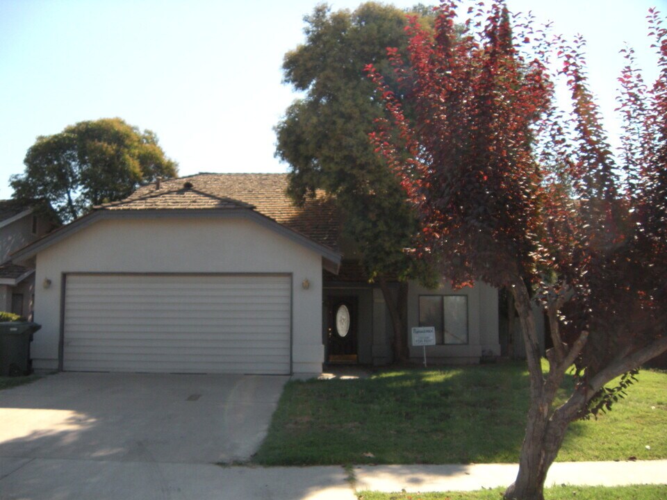 1128 N Manzanita St in Visalia, CA - Foto de edificio