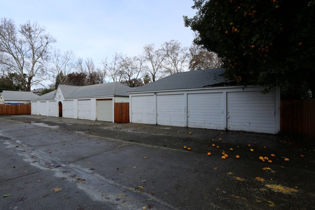 V Street Apartments in Sacramento, CA - Foto de edificio - Building Photo