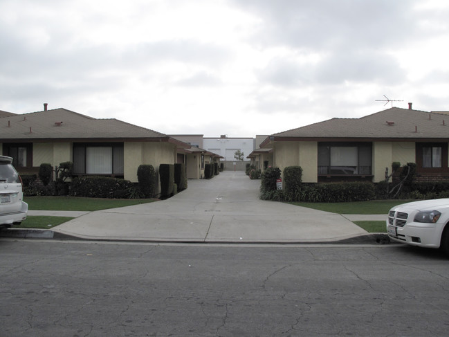 11714 Coldbrook Ave in Downey, CA - Foto de edificio - Building Photo