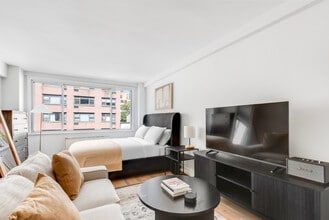 340 E 51st St in New York, NY - Foto de edificio - Building Photo