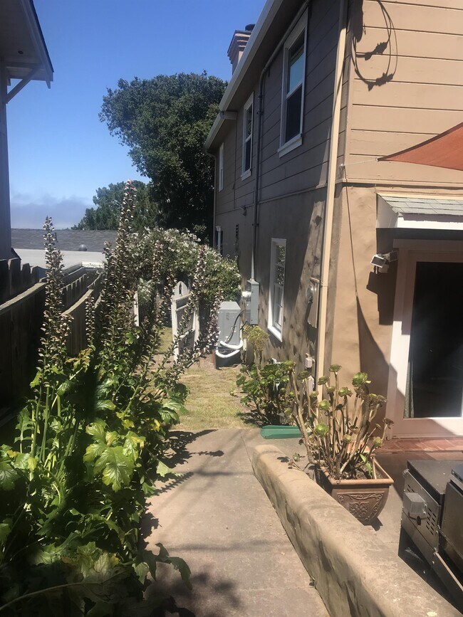 515 Hillcrest Ave in Pacific Grove, CA - Foto de edificio - Building Photo