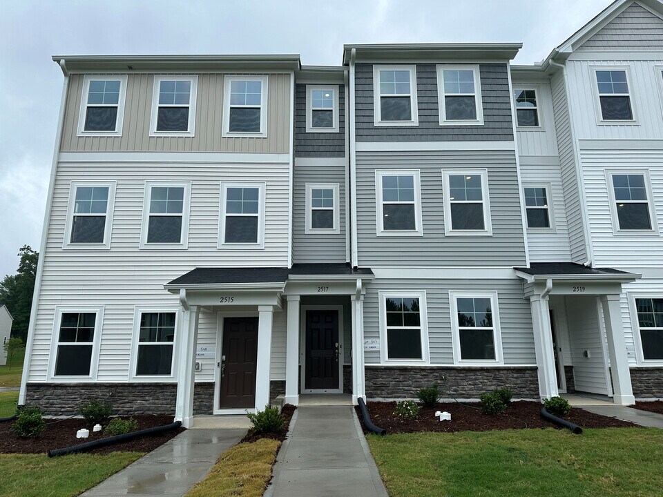 Room in Townhome on Kasota Ln in Raleigh, NC - Building Photo