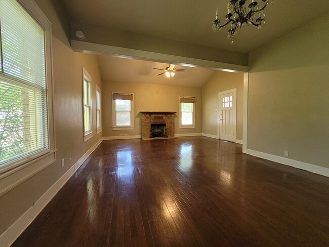 2307 Austin Ave in Brownwood, TX - Foto de edificio - Building Photo