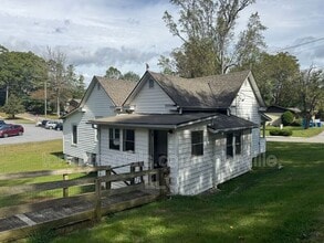 121 Oakdale St in Brevard, NC - Foto de edificio - Building Photo
