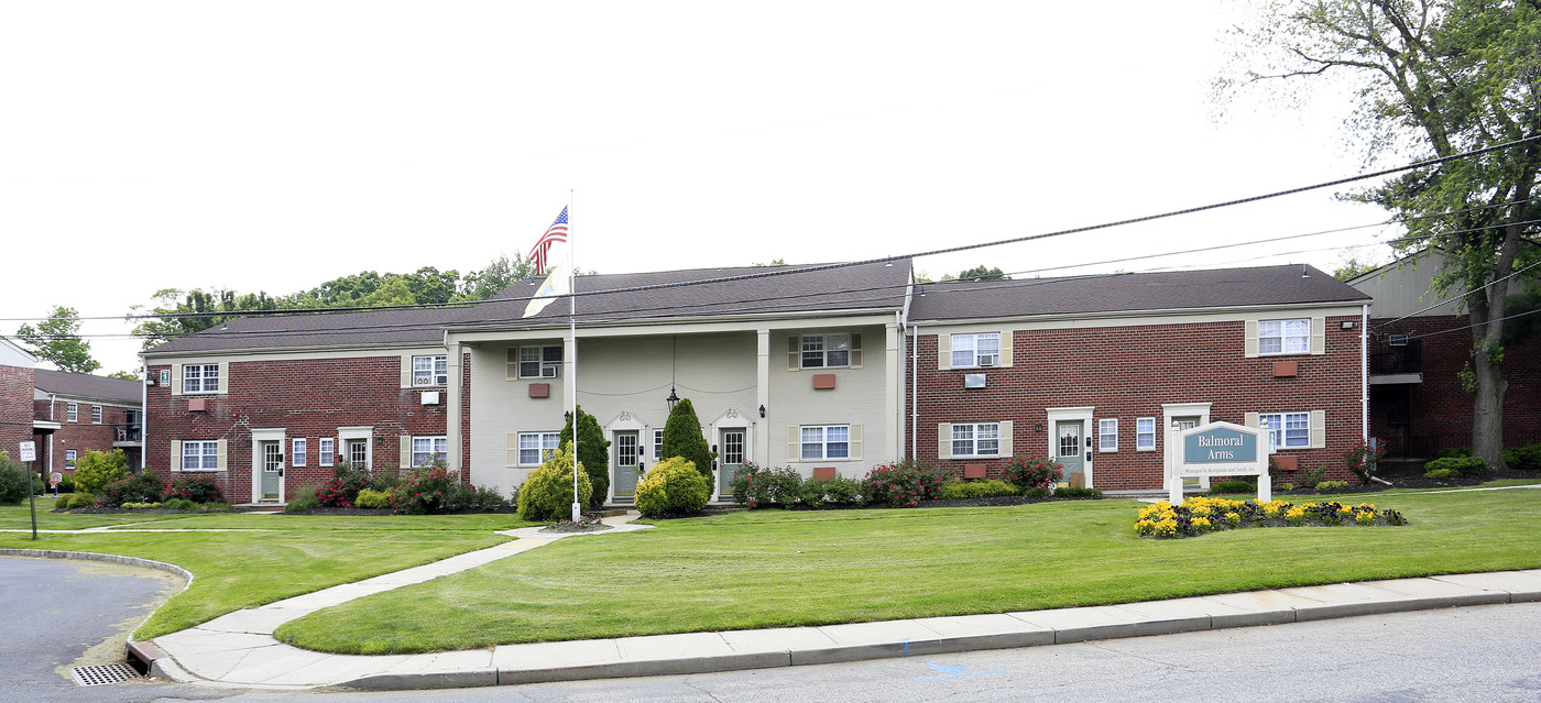 Balmoral Arms in Matawan, NJ - Foto de edificio