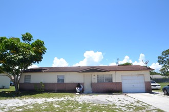 2754 Seneca Ave in Fort Pierce, FL - Building Photo - Building Photo