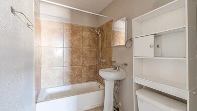 936 W Thompson Pl in San Antonio, TX - Building Photo - Building Photo