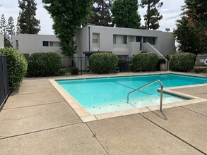 Santa Clarita Apartments in Bakersfield, CA - Building Photo - Building Photo