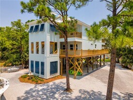 500 Lemoyne Dr in Dauphin Island, AL - Building Photo