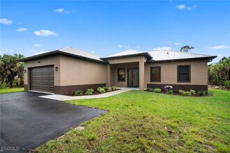 3244 32nd Ave SE in Naples, FL - Foto de edificio - Building Photo