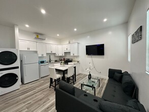 141 N Hobart Blvd in Los Angeles, CA - Building Photo - Building Photo