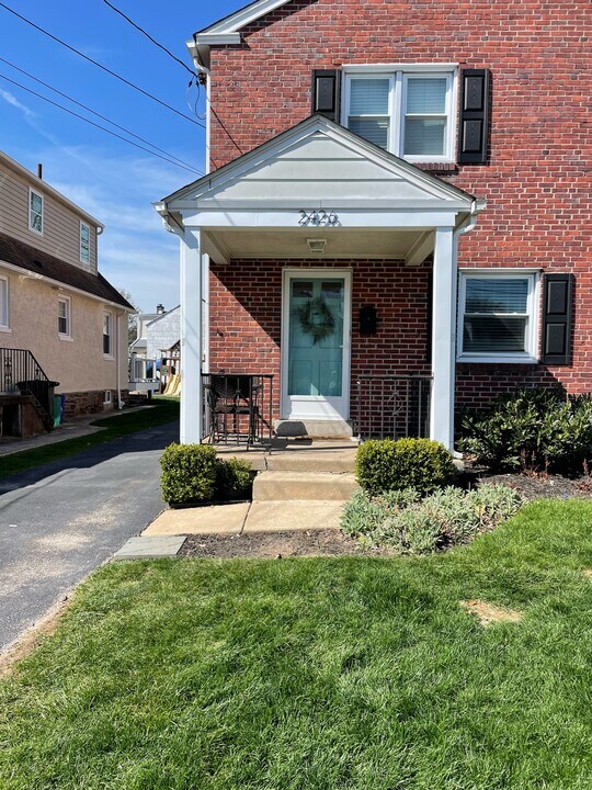 2426 Chestnut Ave in Ardmore, PA - Foto de edificio