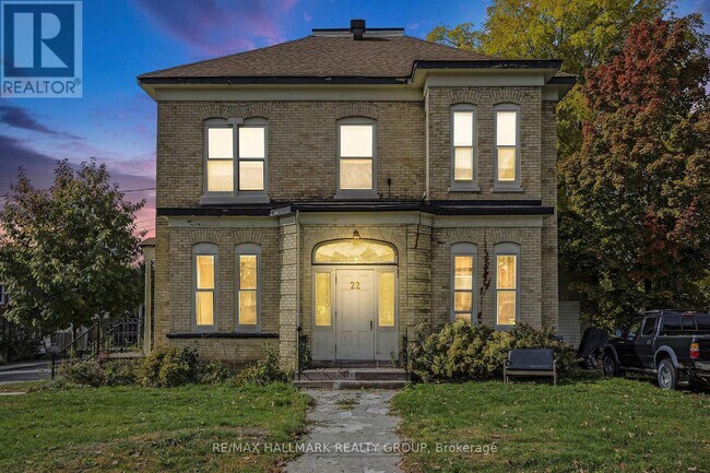 22 Maple Ave in Smiths Falls, ON - Building Photo - Building Photo