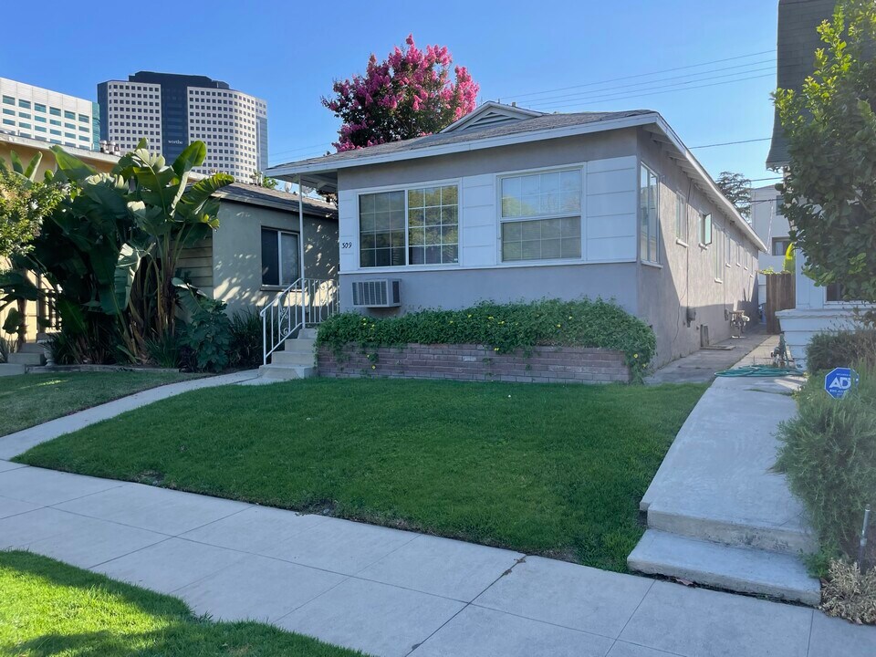 309 N Hollywood Way, Unit #1 in Burbank, CA - Foto de edificio